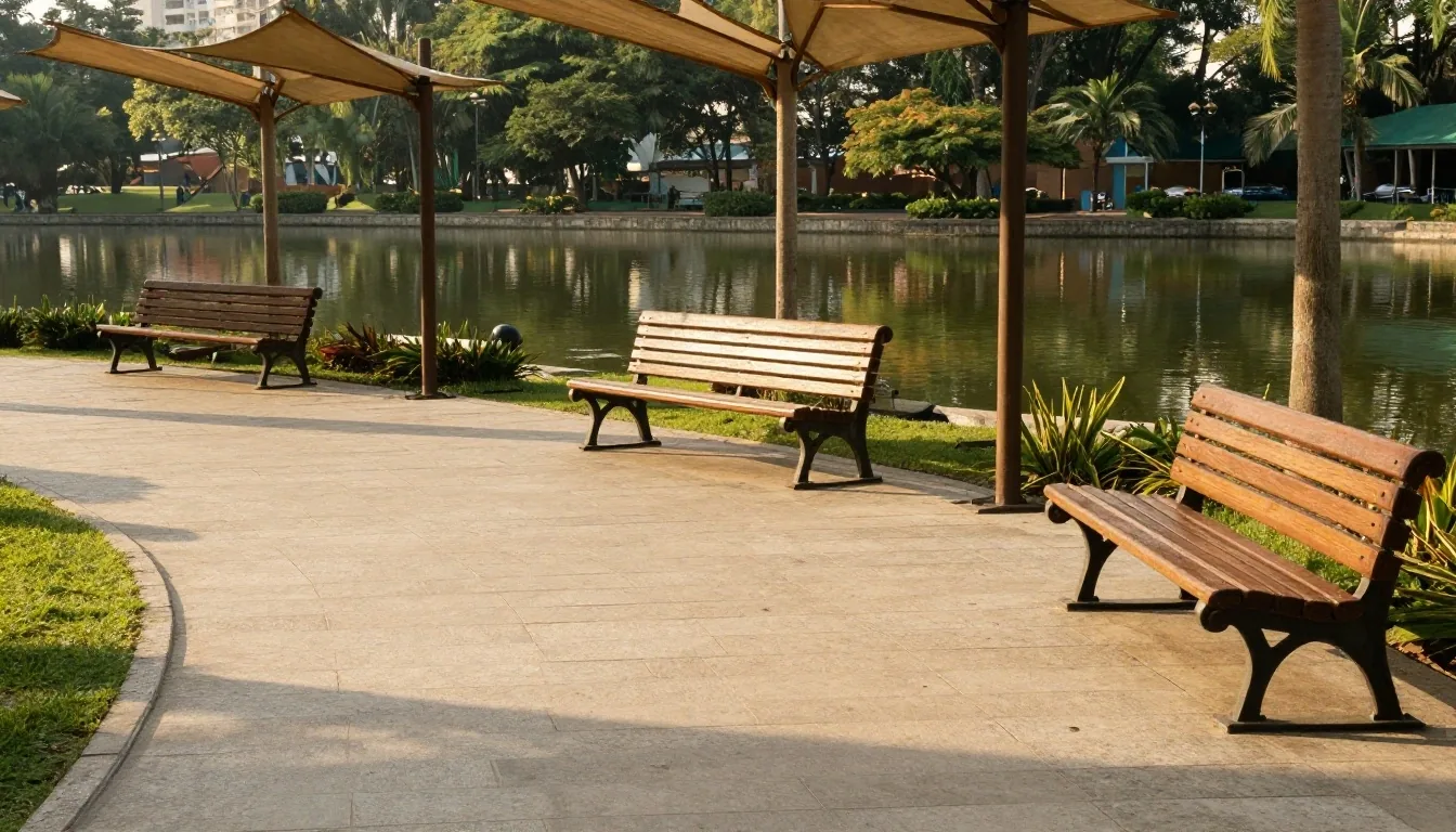 Plaza paulista con bancos de madera y toldos bajo luz de tarde